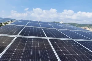 How Professional Installers Handle Seasonal Variations in Solar Output